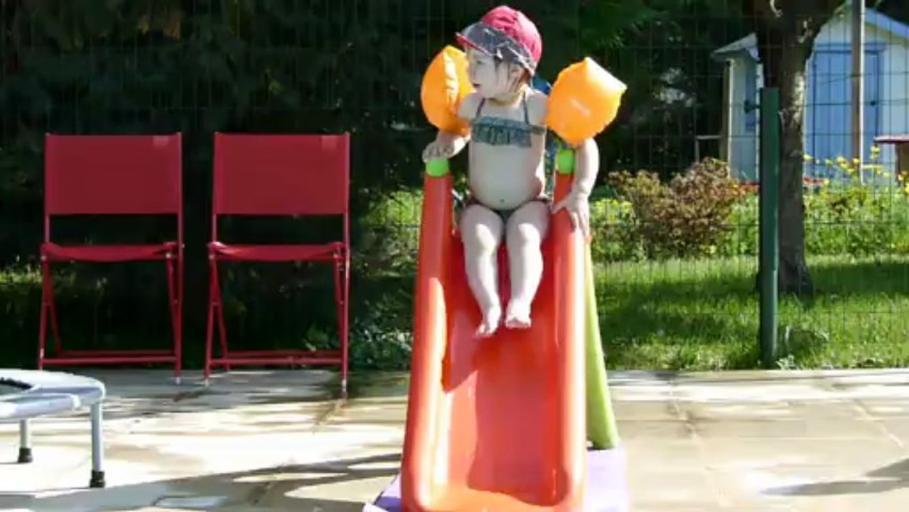Agathe fait du toboggan