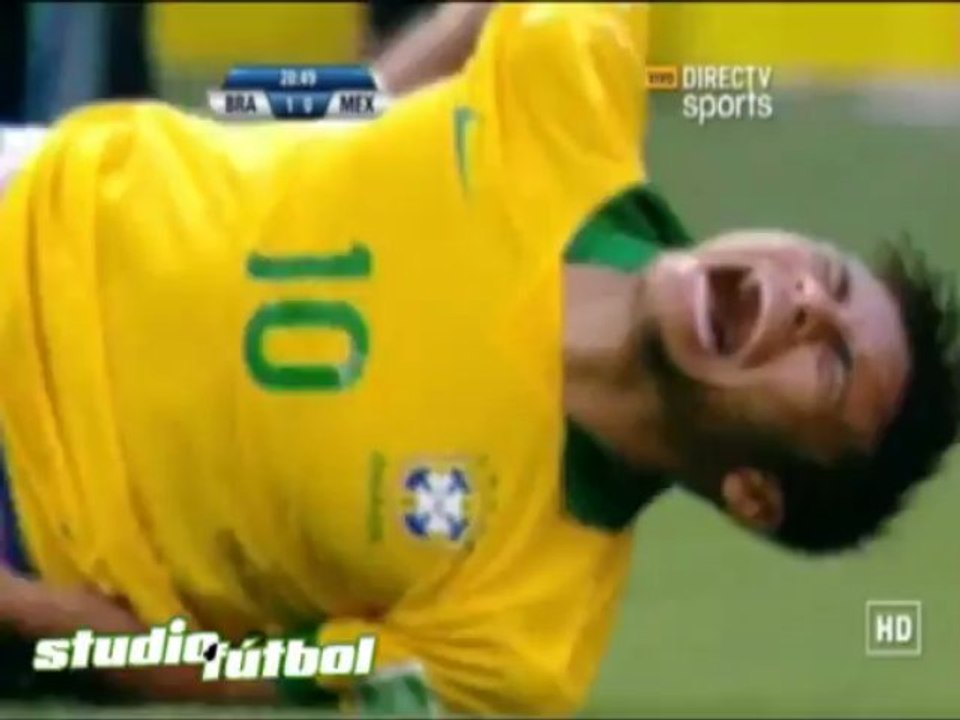 Falta de Neymar y amarilla por falta a Neymar