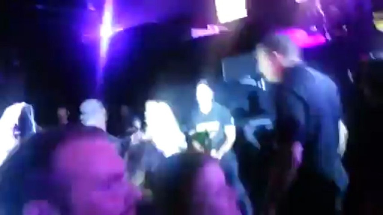 Rihanna le pegó a un fan con el micrófono