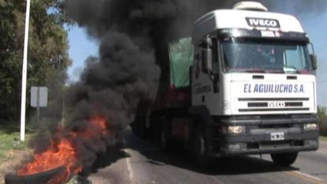 Striking Argentine farmers stop production
