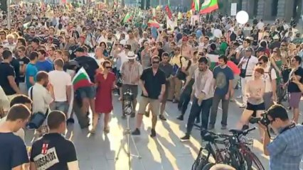 Bulgar hükumetinin geri adımı protestoları...