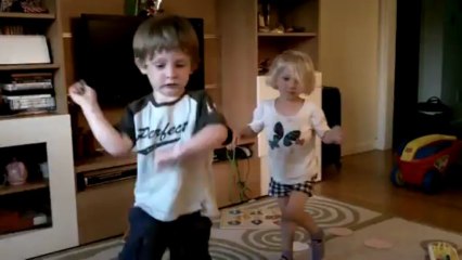 Dylan et !abby danse le  hokey pokey
