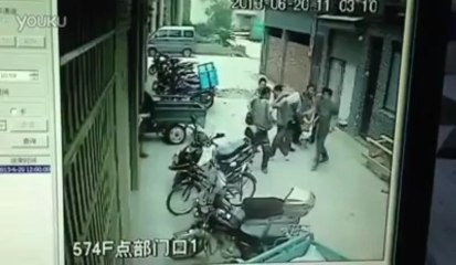 Girl falling from the fourth floor, 8 couriers caught her with their hands