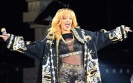 Rihanna Hayranına Mikrofonla Vurdu!