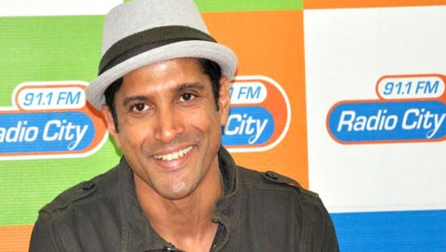 Farhan Akhtar Promotes Bhaag Milkha Bhaag @ Radio City 91.1 FM !