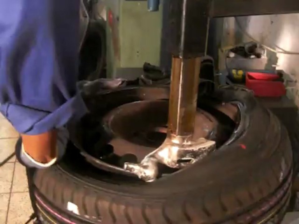 Changing the tire using the tire changer and tire balancing machine 5