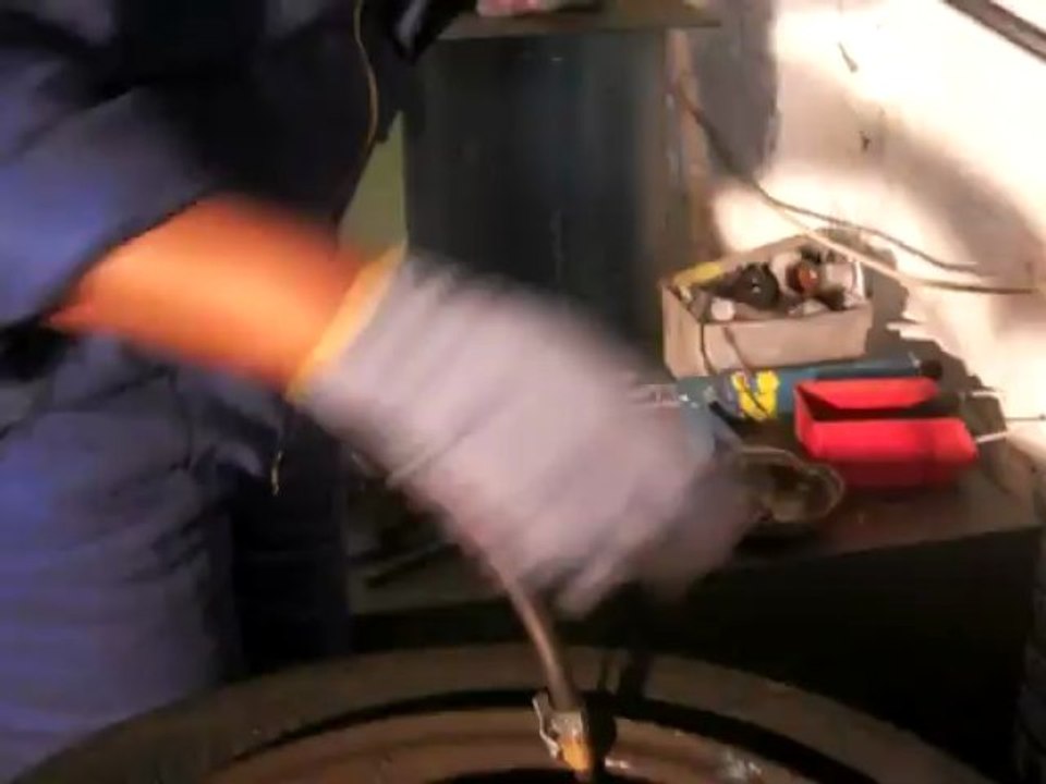 Changing the tire using the tire changer and tire balancing machine 6