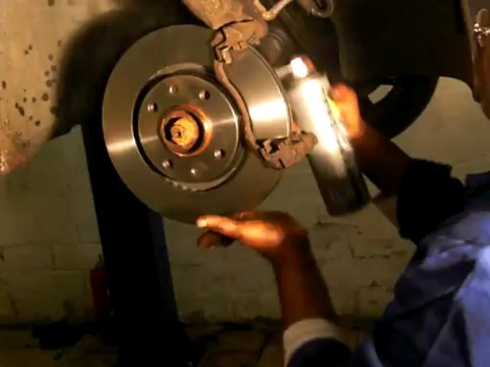 Changing the brake disc and brake pad of peugeot 206 6