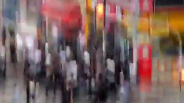 Polis TOMA'nın önüne yatan direnişçiyi yumrukladı