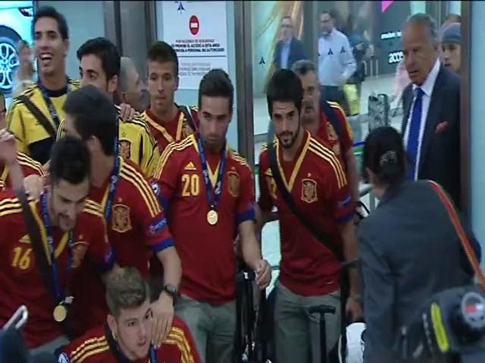 Spain Under-21s greeted by euphoric crowd at Madrid airport