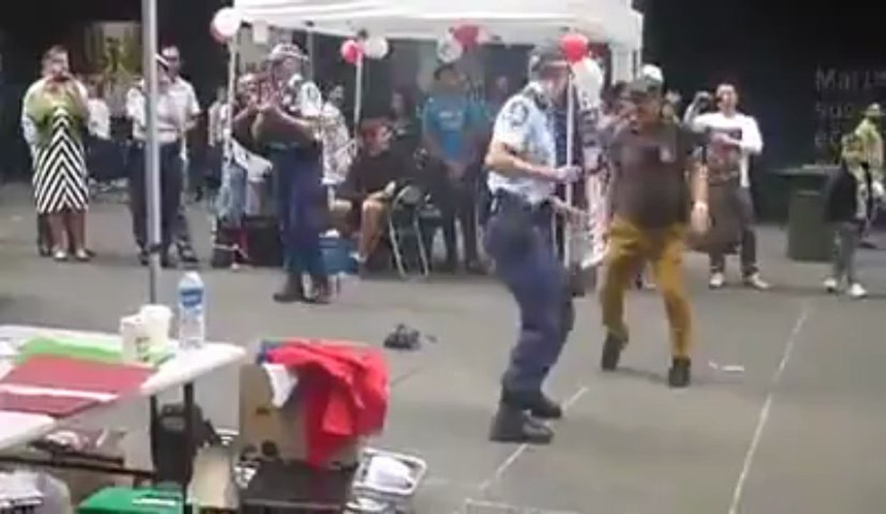 Polisten Şaşırtıcı Dans ° Bu Dansa Polis Bile Dayanamadı !