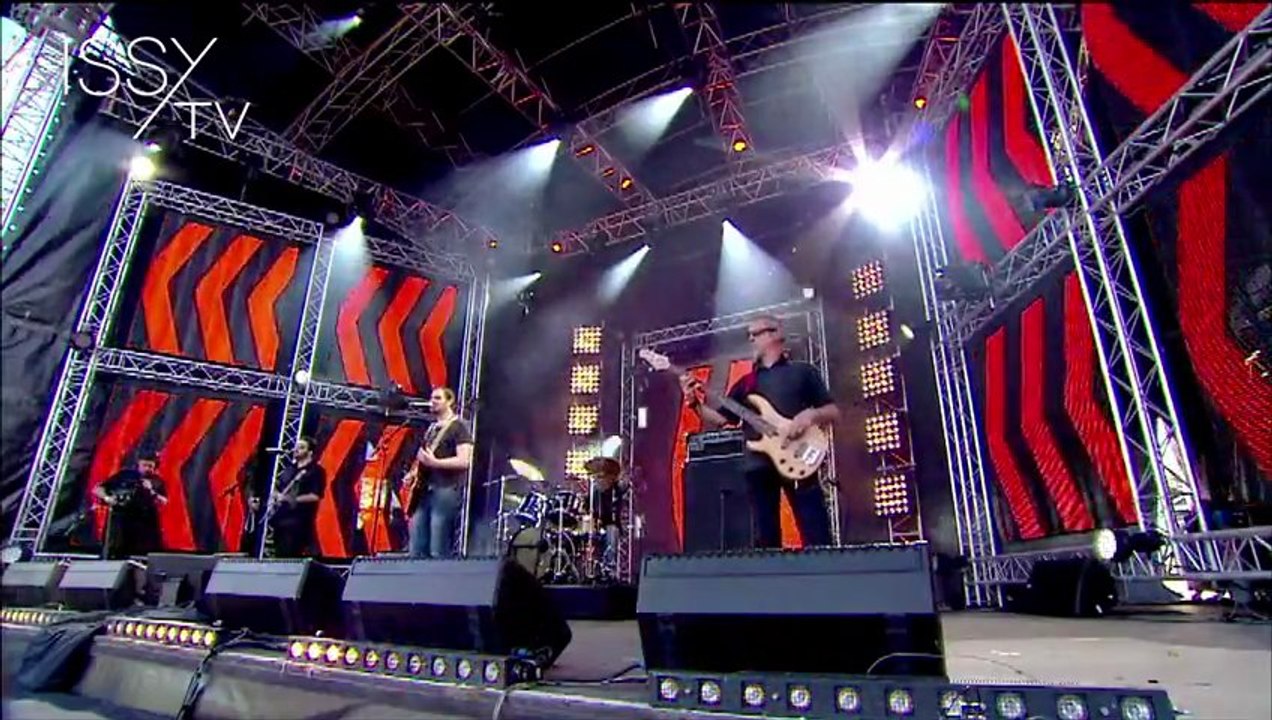 Criss sur la scène du concert Génération M6 Live