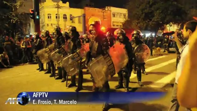 Brésil: violents heurts entre manifestants et policiers. Durée: 01:11