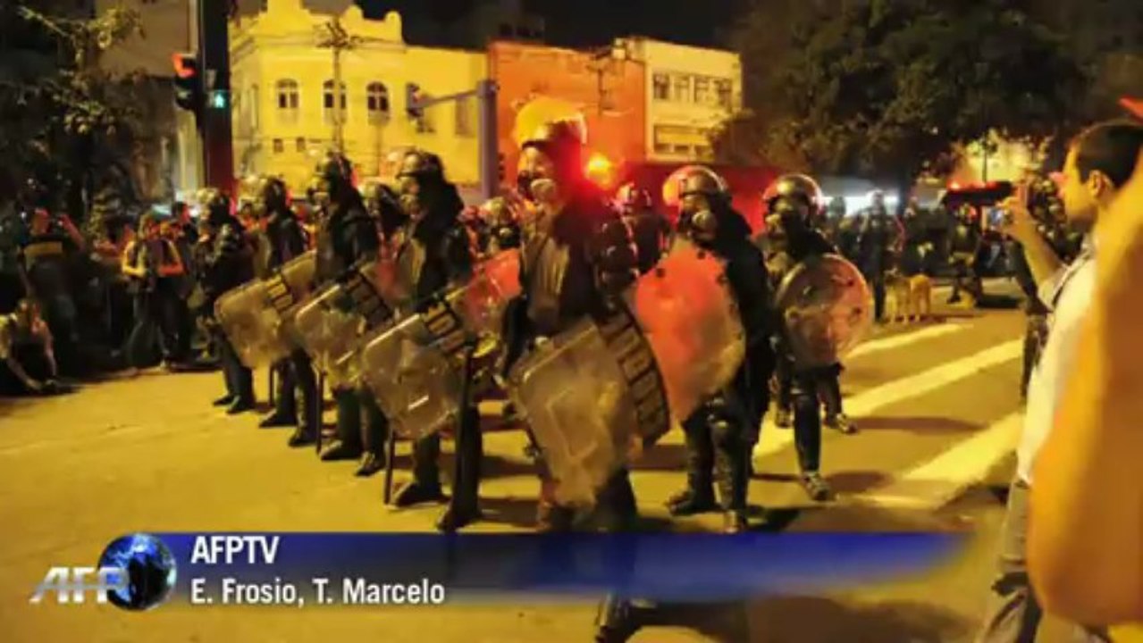 Brésil: violents heurts entre manifestants et policiers. Durée: 01:11