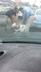 Dos "ejecutivos" se agarran a golpes en una transitada vía de Los Ángeles