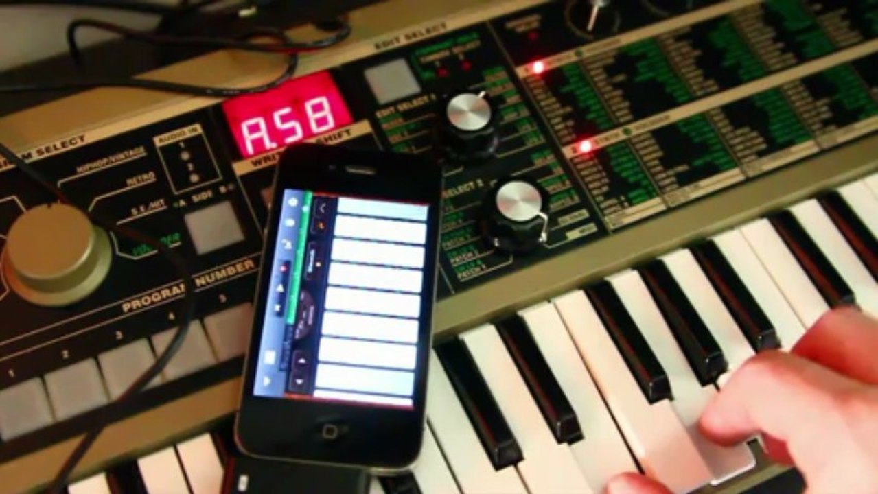 ‪iRig MIDI Interface - Keyboard to iPad/ iPhone + Review & Demo‬