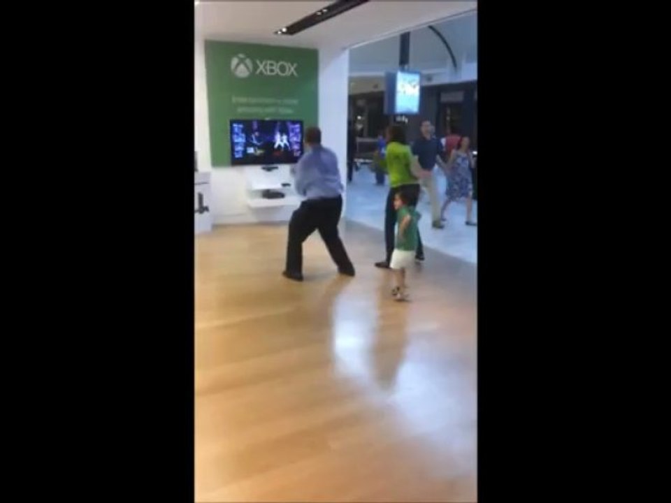 Man gets groovin at the mall