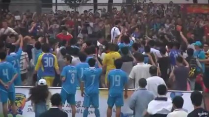 500-strong mob rushes David Beckham leaving seven injured