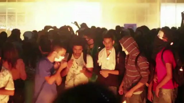 Manifestantes tentam invadir o Itamaraty