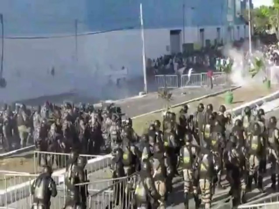 Garota tira a roupa durante protesto em Fortaleza - 19/06/2013
