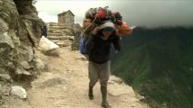 Au Népal, les sherpas sont remplacés par des jeunes inexpérimentés