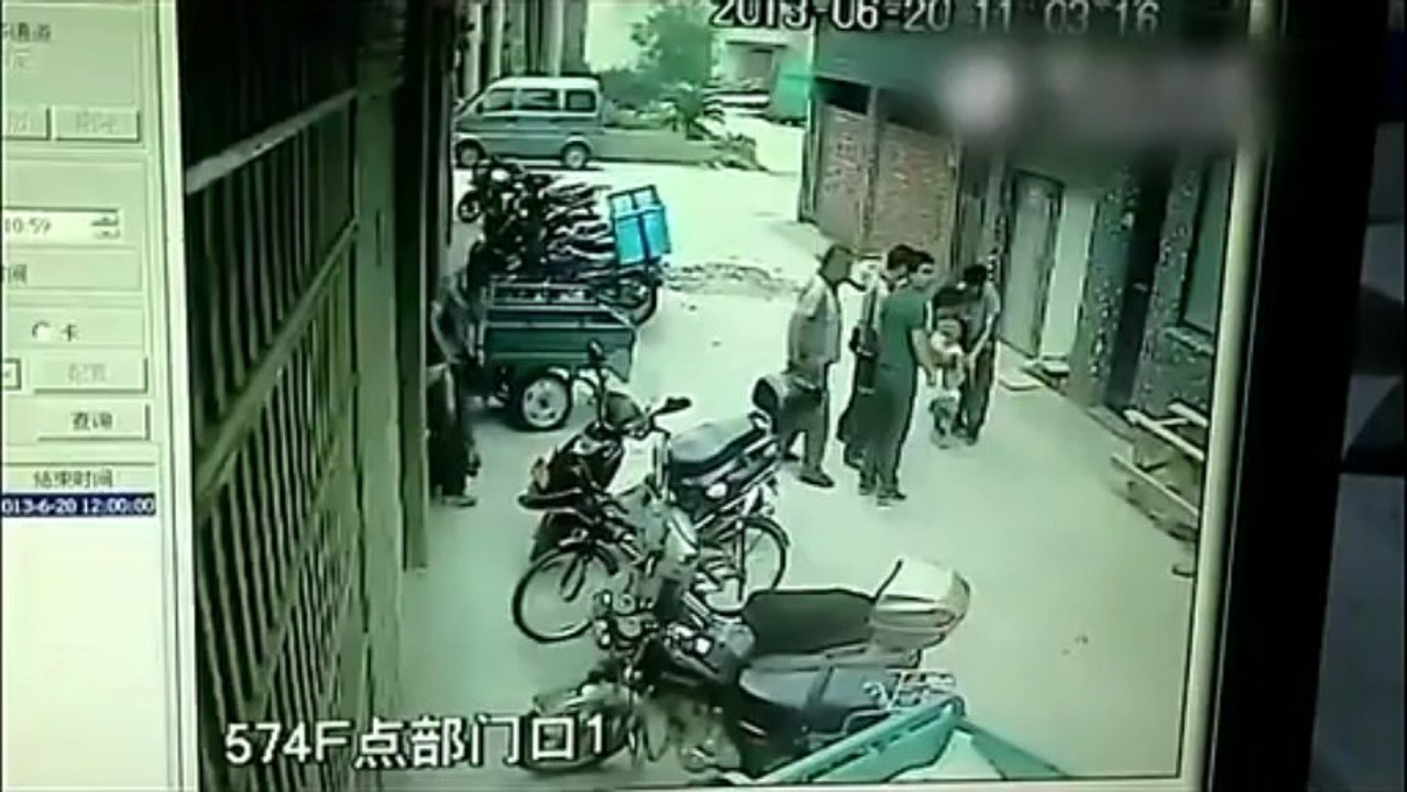 Une enfant qui chute du 4ième étage est rattrapée (Chine)