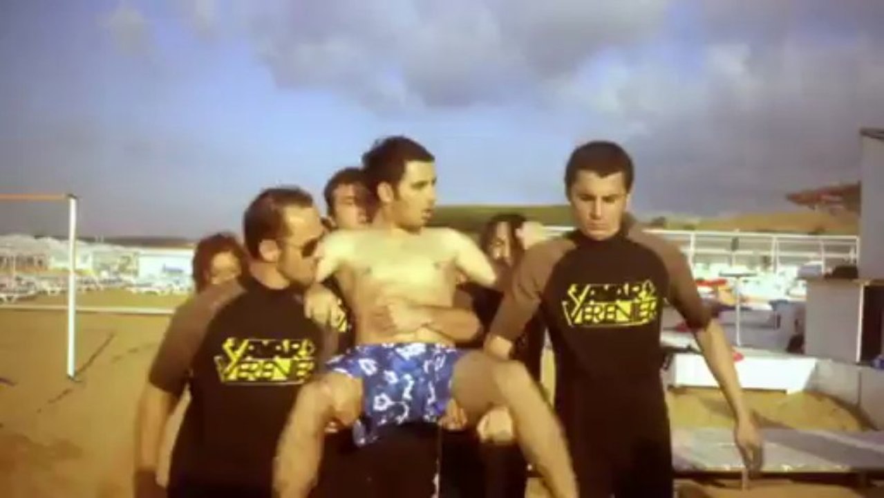 AYAR VERENLER __  DENİZE DAHA BELİNE KADAR GİRMİŞ KİŞİYİ ISLATAN GENÇ