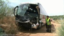 Accidente al colisionar autobús con un camión