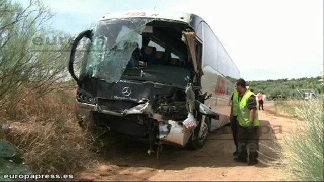 Accidente al colisionar autobús con un camión