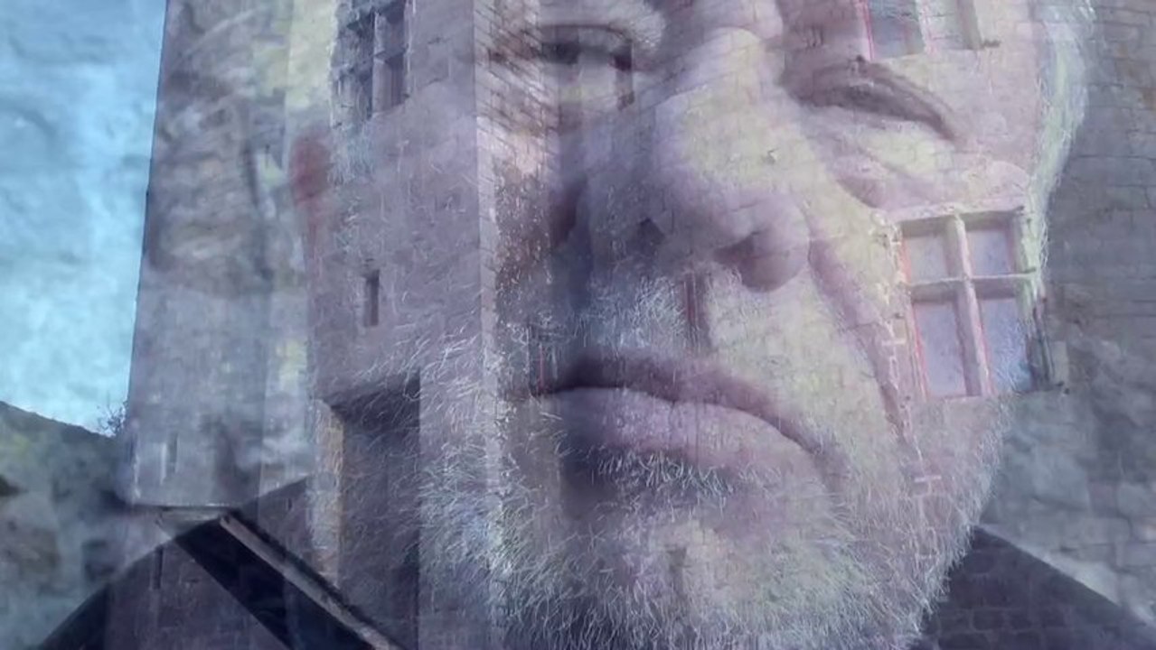 Un homme devant la porte