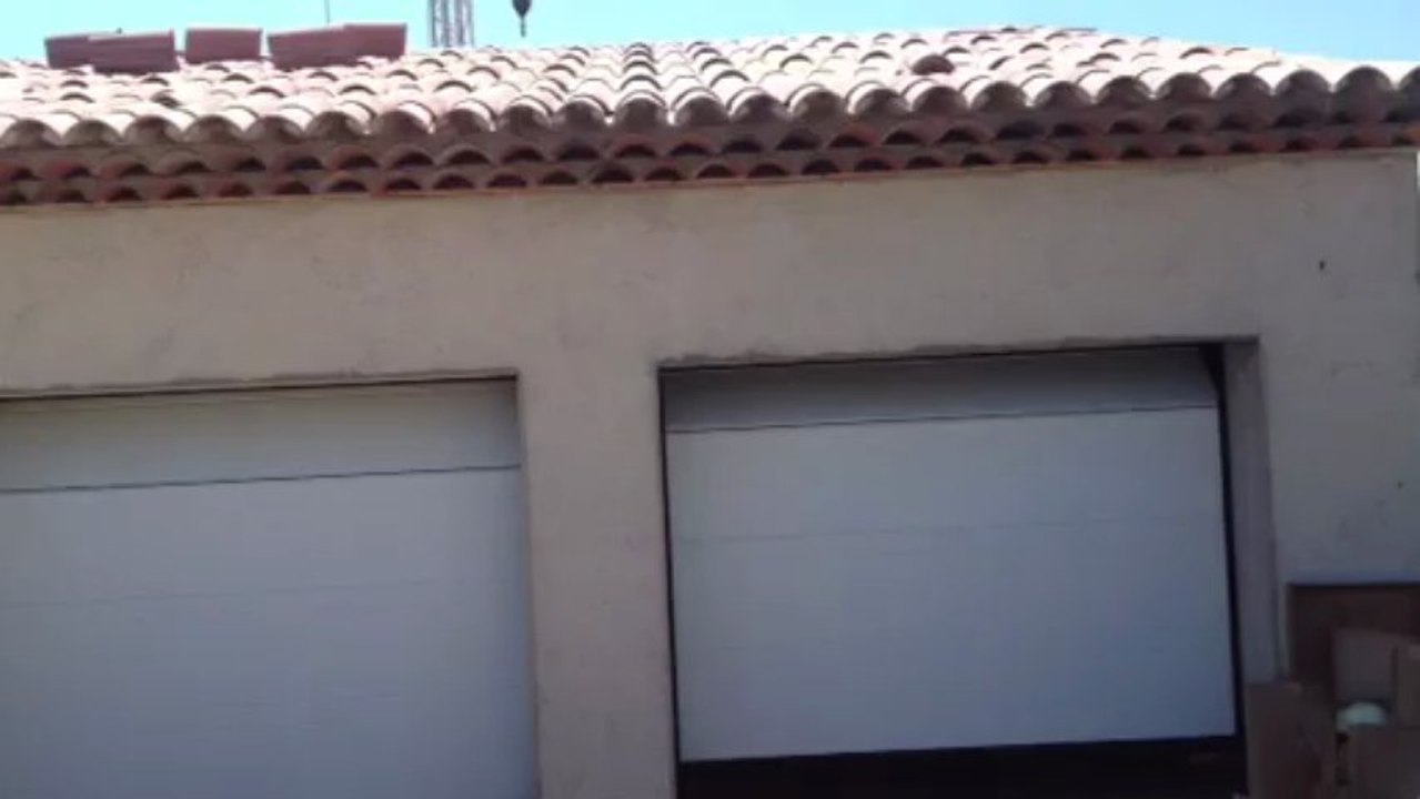 Double porte sectionnelle plafond G60 blanche finition Flair, satin motorisées posées par APG Accès Portes de Garage.