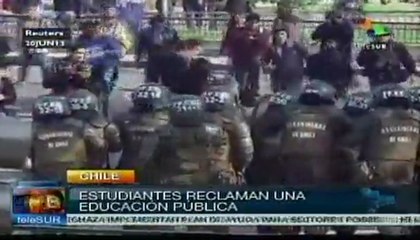 Reprimen a estudiantes que reclaman educación pública en Chile