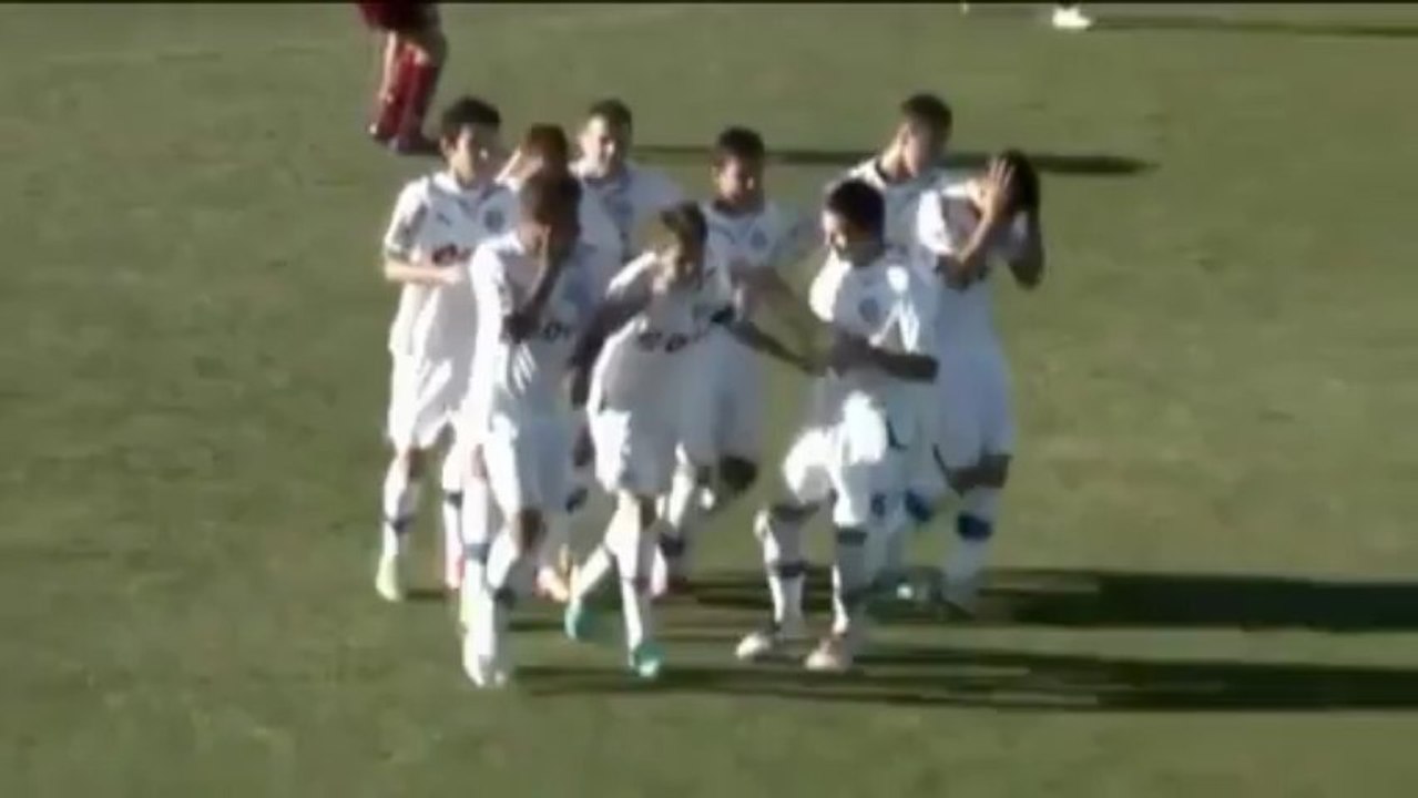 Wie der Papa! Hagis Sohn schlenzt unhaltbar über die Mauer