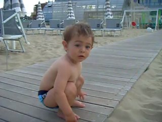 Jack gioca con la palla sulla spiggia di Cattolica