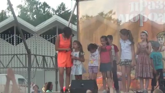 девочка поет припев песни - Я тебя не люблю