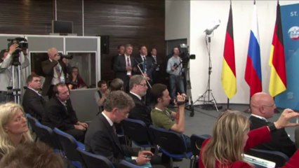 Putin e Merkel inauguraram mostra em São Petersburgo