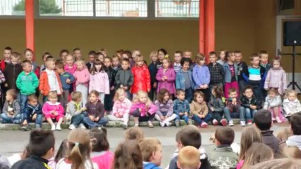 ma fille et ces camarades qui chantent pour la fin des classes