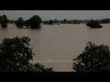Yamuna river floods over and threatens Delhi city!
