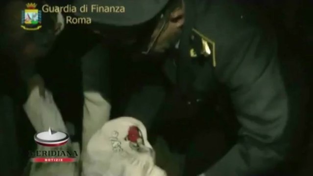 Scoperta stamperia di marchi contraffatti. 100 mila i prodotti sequestrati