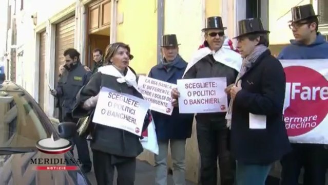 Crack Mps, Fare per Fermare il Declino punta il dito su Pd. Protesta davanti sede