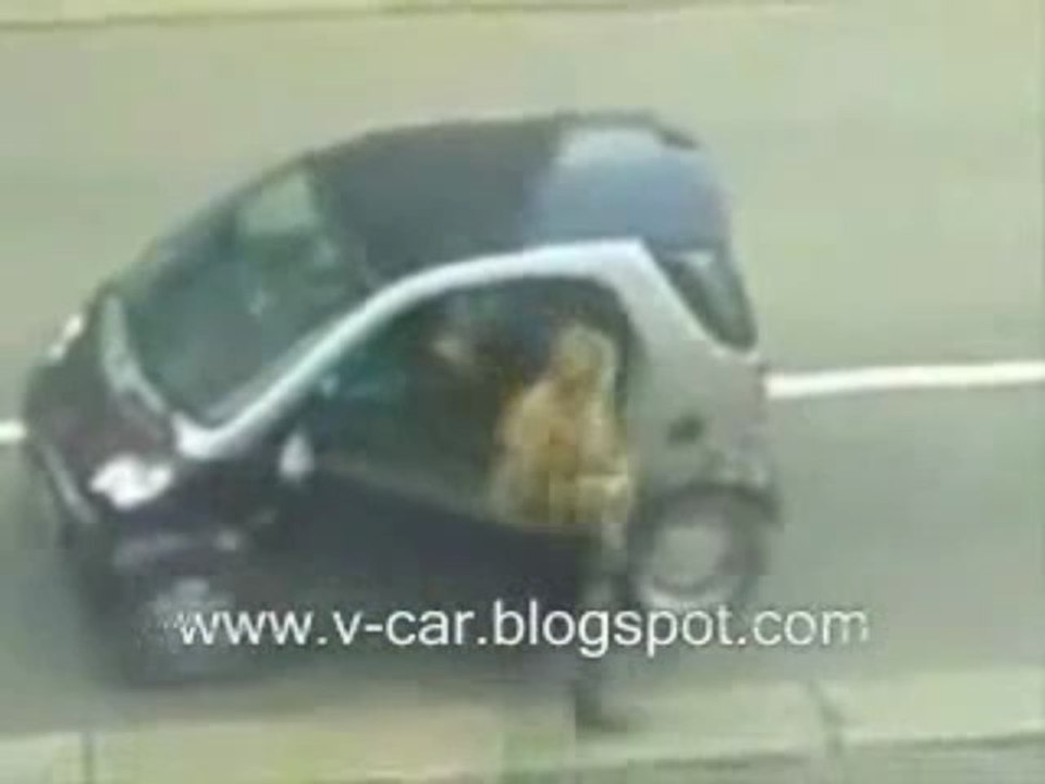 Femme au volant _ Comment garer une smart