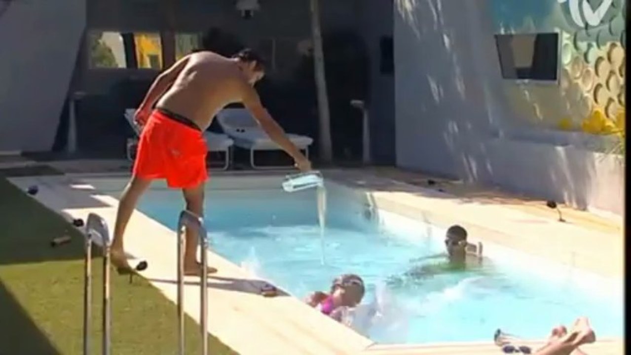 גילי שופך על דורין מים