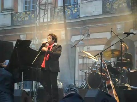 Fête de la musique 2013 à Toulouse sur la place du Capitole. Groupe: Celui qui marche .