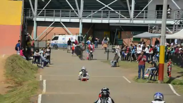 Bicicross en la Pista Mario Soto, Bogota, Colombia bmxinternationalteam.com