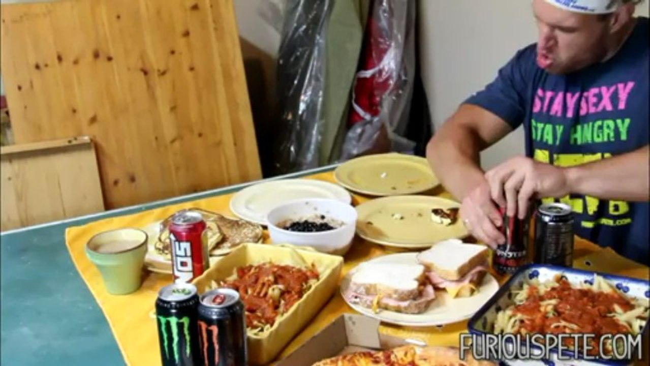 Furious Pete mange un énorme repas en 3 minutes !!