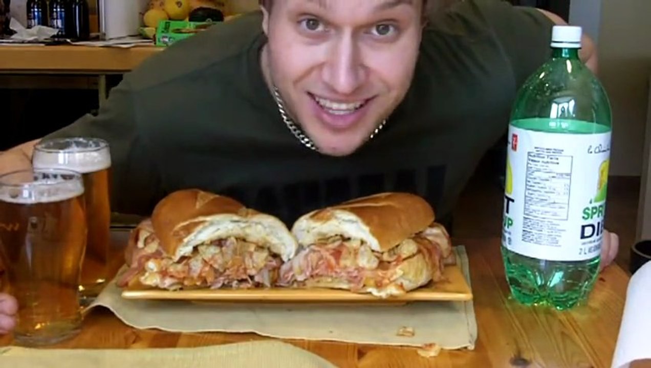 Furious Pete fait un énorme sandwich et le mange !!