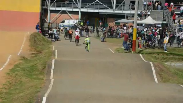Bicicross en la Pista Mario Soto, Bogota, Colombia bmxinternationalteam.com 8 Finales Distrital 1a Temporada 2013