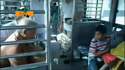 Tezabi totay - shehbaz sharif on bus