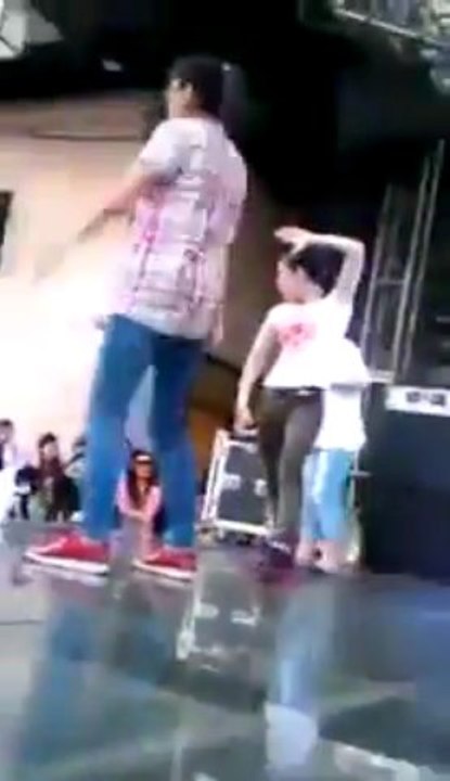 Une danseuse vietnamienne vraiment bizarre