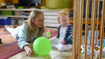 TITOUAN joue avec son ballon